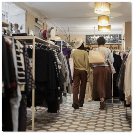 friends-shopping-second-hand-market
